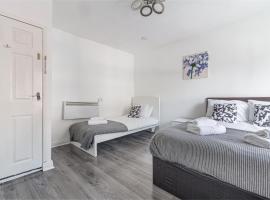 호텔 사진: 2Bedrooms, 4beds cosy family home, Free WiFi, Stay UK Homes