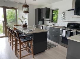 Hotel Photo: One bedroom with modern kitchen, balcony with water view