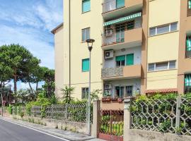 호텔 사진: Beautiful Apartment In Viareggio With 3 Bedrooms And Wifi