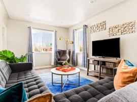 Hotel Photo: Stylish City Retreat - King Beds - Walk to Sloans Lake