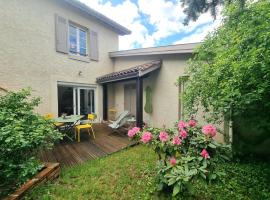 Hotel Photo: Gîte Saint-Galmier, 3 pièces, 4 personnes - FR-1-496-292