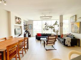 Hotel Foto: Spacious cosy & renovated flat in central Tel Aviv
