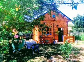 Foto di Hotel: Agréable chalet en bois et son extérieur