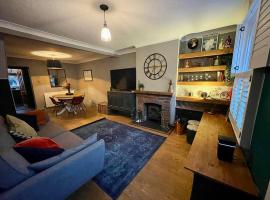 Hotel foto: 2 bed Victorian Cottage, log burner & garden room.