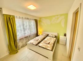 รูปภาพของโรงแรม: Green Sun - a cozy apartment close to the airport