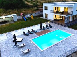 รูปภาพของโรงแรม: Luxury Villa Rilassante-Heated Pool,Full Privacy,Children Playground