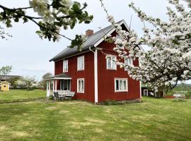 מלון צילום: Cozy red cottage in the countryside outside Vimmerby