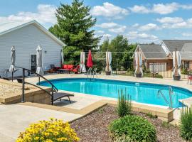 Hotel kuvat: Cottleville Cabana Pool Side Getaway by Sarah Bernard Vacation Rentals