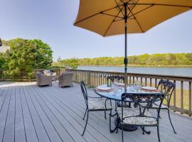 Hotel foto: Beautiful Bourne Home Rental with Waterfront Deck!