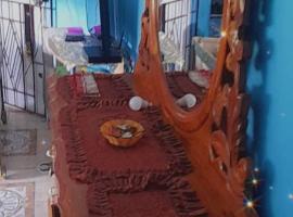 fee easy studio, in 15 minutes away you can locate YS FALLS, 5 mins way safari tour, HALF HOUR there come LOVERS LEAP, pelican bar, treasure beach, Appleton easte..and the list goes on, ξενοδοχείο σε Black River