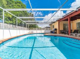 Hotel Photo: Bright and Stylish 4 bedroom Home with Private Pool