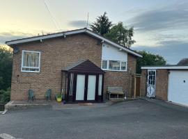 מלון צילום: Beautiful 3 Bed House with Hot Tub in Blaydon Burn