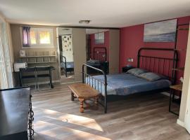 Hotel Photo: Grande Chambre à louer à Trélex avec entrée indépendante
