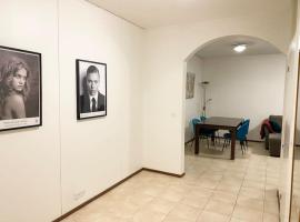 PIHLAJISTO 1 - Newly renovated Spacious 4-bedroom condo with patio, free parking, hotel in Helsinki