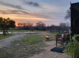 River RV, Romance Glamping Pup Paradise Riverside