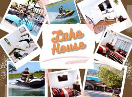 Hotel Foto: Jet Skis, Lake View, Sleeps 8, HotTub, Firepit, Pet Friendly!