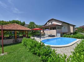 होटल की एक तस्वीर: Stunning Home In Breznicki Hum With Wifi, 1 Bedrooms And Jacuzzi