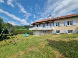 Hotel Foto: Gîte Saint-Georges-en-Couzan, 4 pièces, 6 personnes - FR-1-496-291