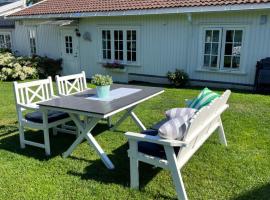 Hotel Photo: Koselig maritim leilighet sentralt i Stavern