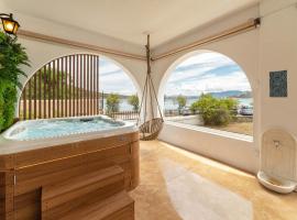 Faidon's Luxury House with jacuzzi by AegianKazarte, hotel in Kapótidhes