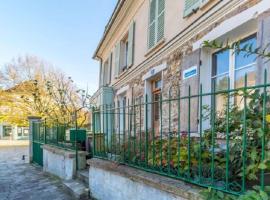 Фотография гостиницы: L' Eglise - 2 pièces avec balcon au dernier étage vue Paris