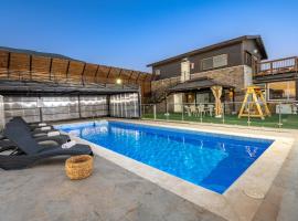 צימר בכפר - סוויטות ובקתות קסומות עם בריכה מחוממת מקורה ונוף מהמם, hôtel à Rama