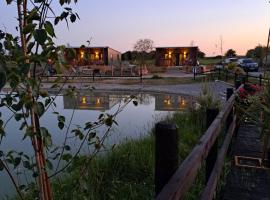 Pond Beach 2ppl-private Hot tub, hotel in Errill