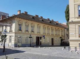 รูปภาพของโรงแรม: Stylish historic flat for 4 in heart of OldBuda