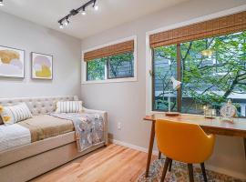 호텔 사진: Sunlit contemporary Bellevue Home w a Lush Garden