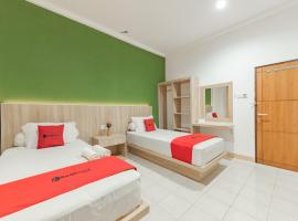 Hotel Photo: RedDoorz Syariah near Taman Bekapai 2