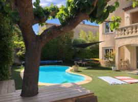 ホテル写真: Villa 5 chambres avec piscine entre Provence et Luberon