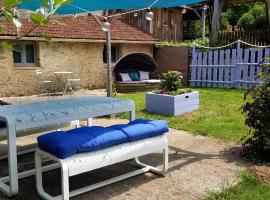 Hotel Photo: Romantic Bijou Gite with shared pool