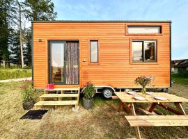 Tiny House et chevaux, hotel in Le Breuil