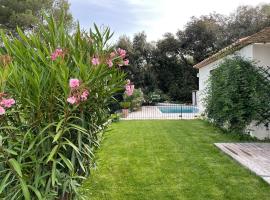 Hotel Photo: Maison avec vue panoramique et piscine