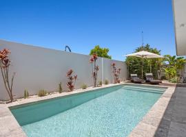 Hotel Foto: Coastal Hideaway in the heart of Casuarina with Heated Pool