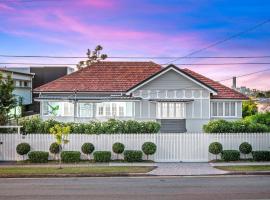 מלון צילום: Evandale, 1920’s Historic ,Stunning and Modern home with amazing City views