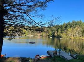 होटल की एक तस्वीर: Country Lake Oasis