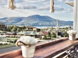 מלון צילום: Modern holiday home in Hobart - Stunning Mountain & Water views