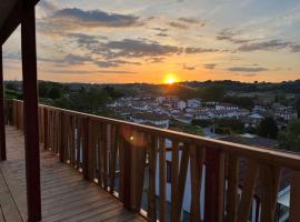 Chalet Eguzkitsua 3 étoiles avec piscine et barbecue - pays basque -, hotel in Hasparren