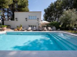 Hotel fotografie: Torre Lolita - House in Lleida for 8 with pool and tennis court