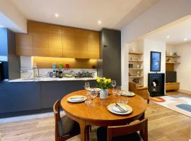 A picture of the hotel: Stylish 2-bedroom Townhouse next to Brighton Station