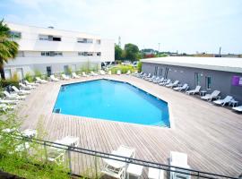 Hotel Photo: studio climatisé avec piscine Parking Tram