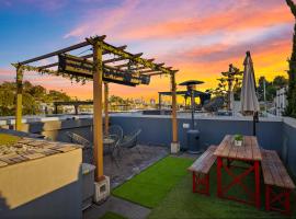 Hotel fotoğraf: Chic, Modern Silver Lake Oasis with Rooftop Panoramic DTLA Views & Private Garage