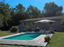 酒店照片: Fermette 200m2 - Grand jardin-Piscine chauffé en pleine nature