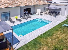 Hotel Foto: Amazing Home In Pont-vque With Outdoor Swimming Pool