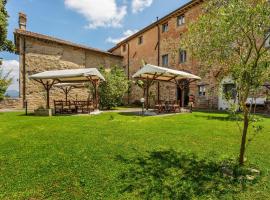 Hotel Foto: Rustic Holiday Home in Citt di Castello with Swimming Pool