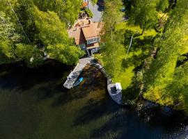 A picture of the hotel: Villa Kesätie - Lakeside Paradise