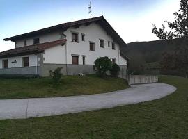 Hotel Photo: Casa Rural Sarobetxea en Larrayoz, Navarra