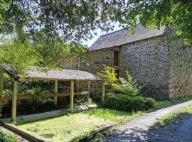 होटल की एक तस्वीर: Breton stone cottage with a garden near the river