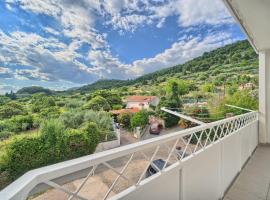 A picture of the hotel: A2- luxury apt w big balcony 4 min walk to beach